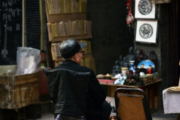 养老院用什么床死于养老院的102岁老人：被护工绑在床上7天，死前还一直在挣扎_https://www.jmylbn.com_新闻资讯_第3张