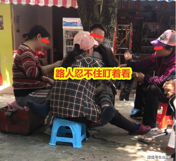 大爷在路边大树下按摩，一次点3个大妈服务，网友：大爷有退休金