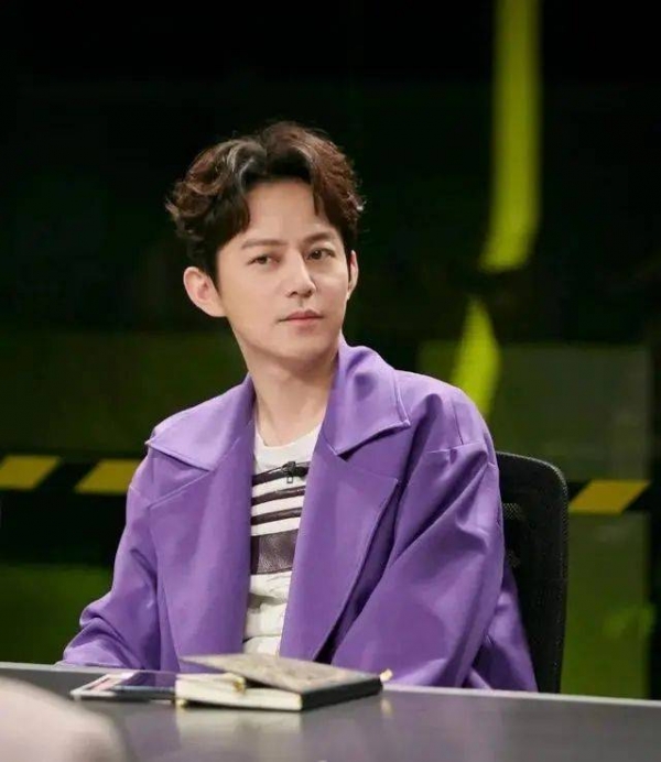 何炅拖欠保姆14万工资曾被举报偷税漏税收粉丝金条与同性当街亲密