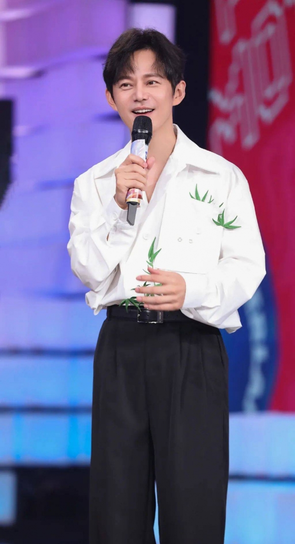 何炅拖欠保姆14万工资曾被举报偷税漏税收粉丝金条与同性当街亲密