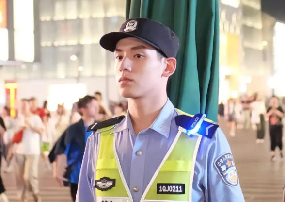 西湖执勤小哥火出圈因长相帅气走红网络本人回应有困难找警察