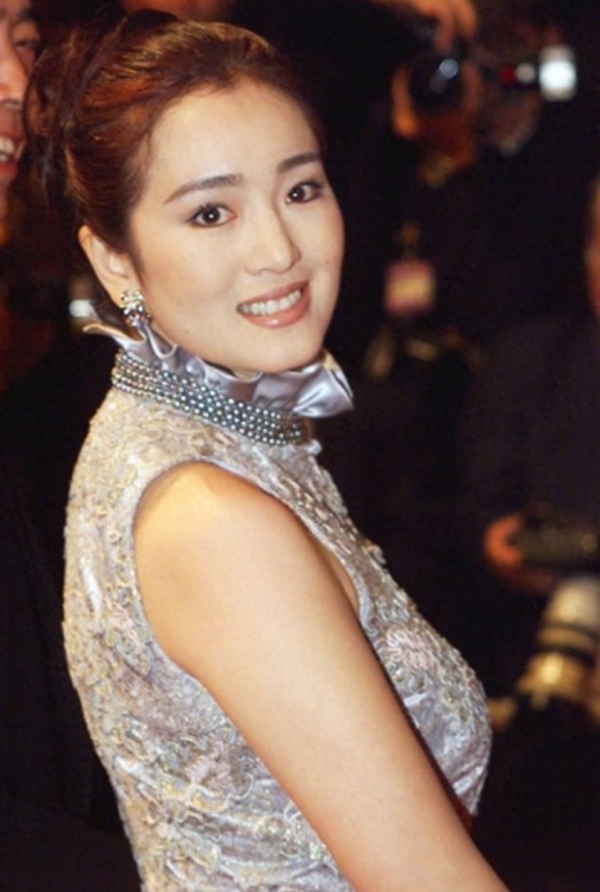 巩俐含泪承认有儿子,隐藏了30年的真相原来是这样!