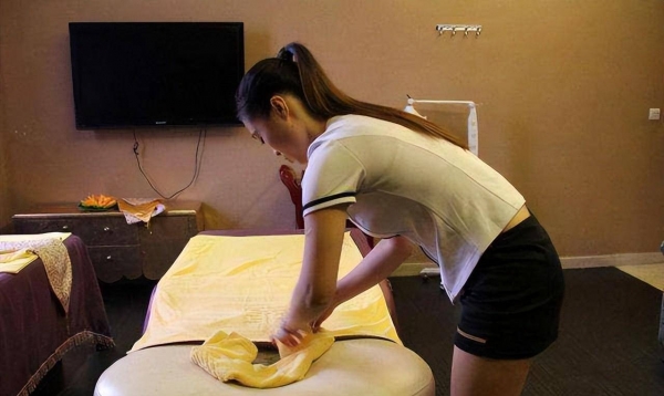 现在按摩店许多女技师让顾客享受全身按摩还让顾客揩油