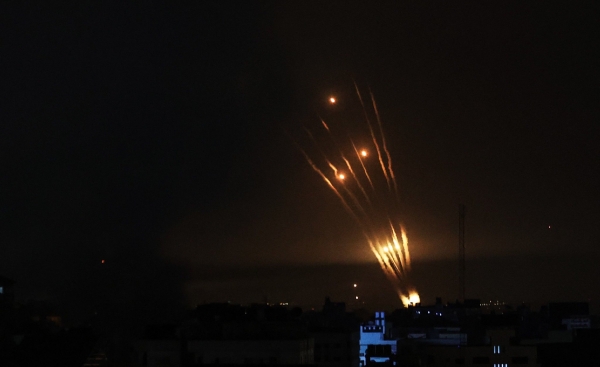 当地时间7日晚间，哈马斯发射火箭弹回应以军空袭 图自IC photo