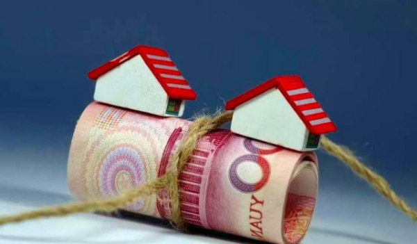 房东翻地挖出租客埋藏的8万现金他埋了几个月没存银行准备还债的