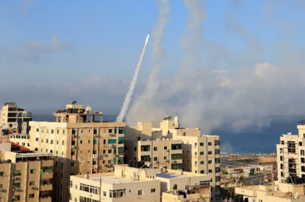 当地时间7日，火箭弹从加沙城向以色列发射 图源：CNN