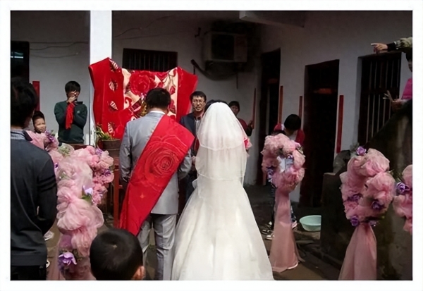 新郎入赘新娘家 新娘全体跪拜迎接