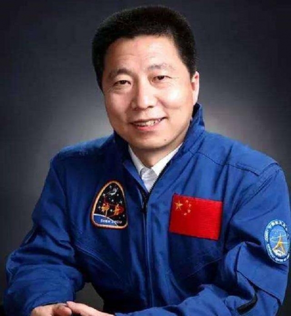 1988年,杨利伟因为出色的成绩被授予了空军中尉军衔,这标志着他对航天