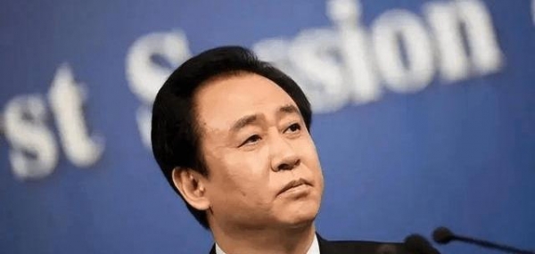 许家印的亲哥许家钦,靠恒大成为亿万富豪,现为老赖且跑路!