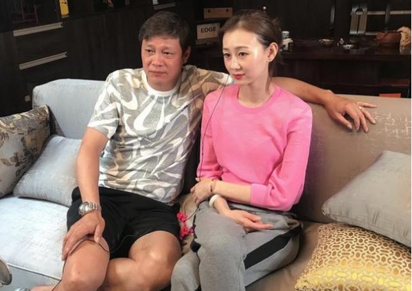 范志毅54岁生日一家5口同框,小17岁妻子穿热裤出镜与大女儿合影似姐妹