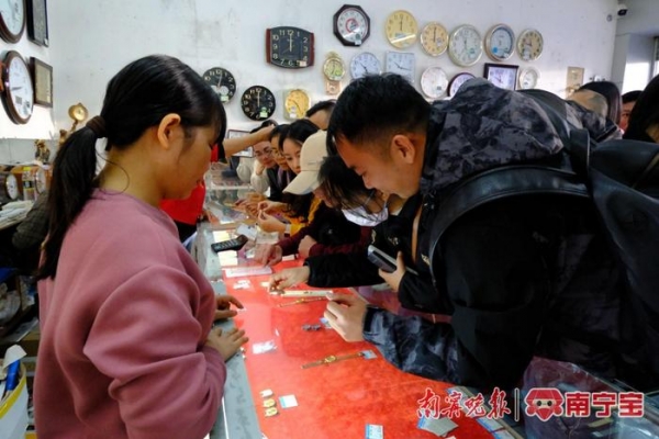 南宁市手表厂产品展销门店柜台前挤满了消费者，大家正抢购“桂花表”