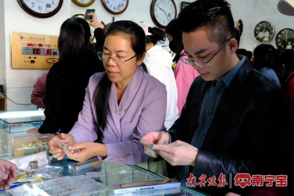 南宁市手表厂产品展销门店柜台前，抢购到“桂花表” 的消费者到柜台组装表带