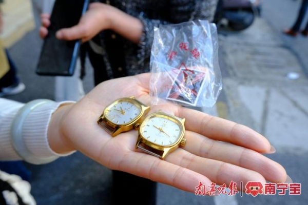 南宁市手表厂产品展销门店，抢购到“桂花表” 的顾客展示手上的手表