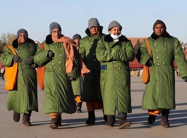 军大衣花棉袄为什么突然火了 网友:便宜实用才是王道!