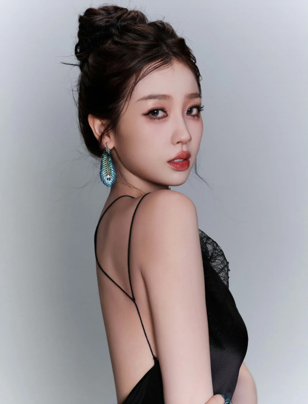 虞书欣终于放开了蕾丝吊带黑裙又纯又欲