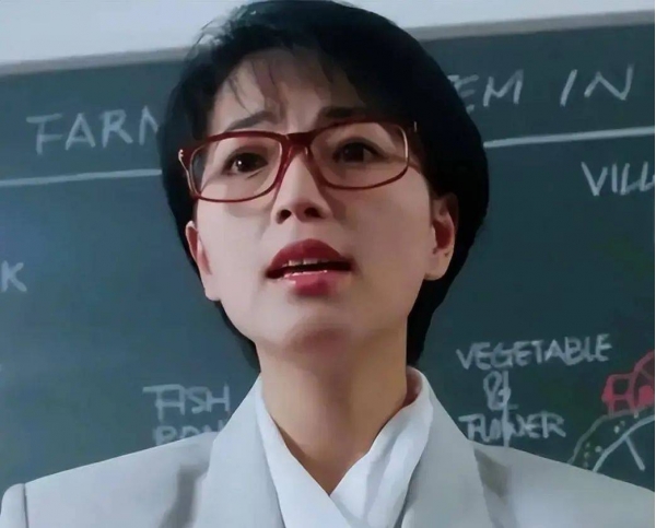 从此,苑琼丹就和周星驰合作了多部经典影视作品,包括《九品芝麻官》