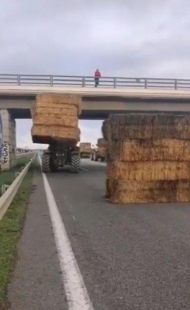 法国农民设置路障封锁高速公路/视频截图