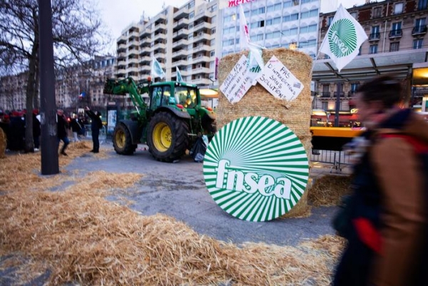 2024年2月24日，法国巴黎，大批农民前往2024年法国国际农业博览会（农博会）抗议/IC Photo