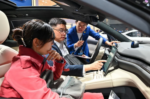 中国顾客在体验新车