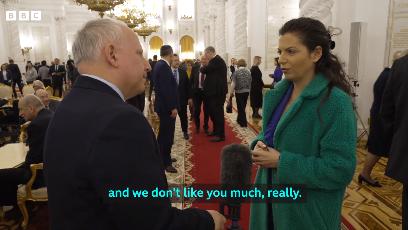 罗森博格发布视频显示，“今日俄罗斯”电视台总编辑西蒙尼扬（右）回怼他称“真的不太喜欢你们” 图源：罗森博格X账号