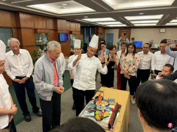 李显龙最后一次以总理身份出席国会，议员献蛋糕致谢