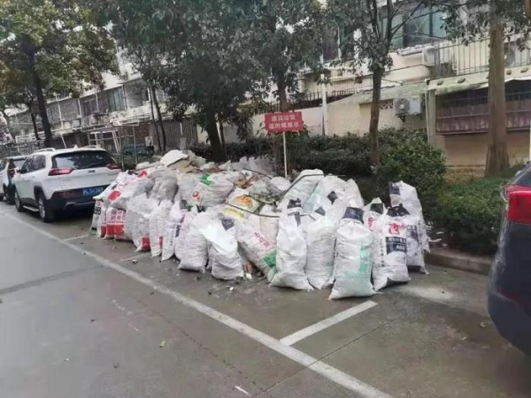 几种常用的装修垃圾堆放方式。 陈玺撼 摄