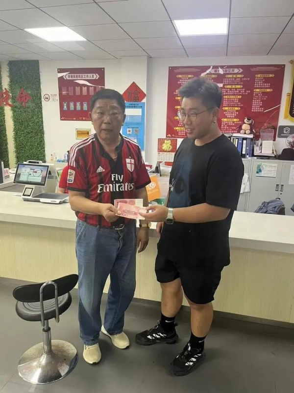 多退少补，老王喜获200元退款。 陈玺撼 摄