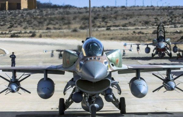 配备保形油箱的以色列F-16I战斗机,其作战半径比F-35还大,但以色列还是使用F-35I,应该是为了锤炼该机的远程打击能力。