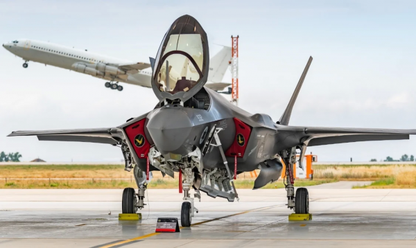 以色列空军装备的F-35I战斗机,身后是一架正在起飞的波音-707空中加油机,这两款战机据称参与了空袭行动。