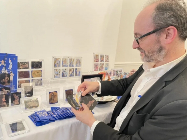 体育文化卡牌亮相巴黎 “小卡牌”成为文化出海新载体