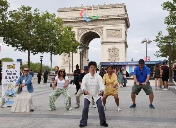 体育文化卡牌亮相巴黎 “小卡牌”成为文化出海新载体