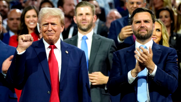 CNN记者恩腾指出，民调显示，共和党全代会后，特朗普副手万斯（上图右）的净好感度为负6个百分点，刷新历史纪录，成为过去40年来最不受欢迎的副总统候选人。（美联社）