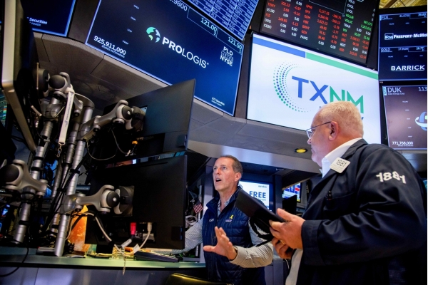 纽约证券交易所的交易大厅内交易员云集。