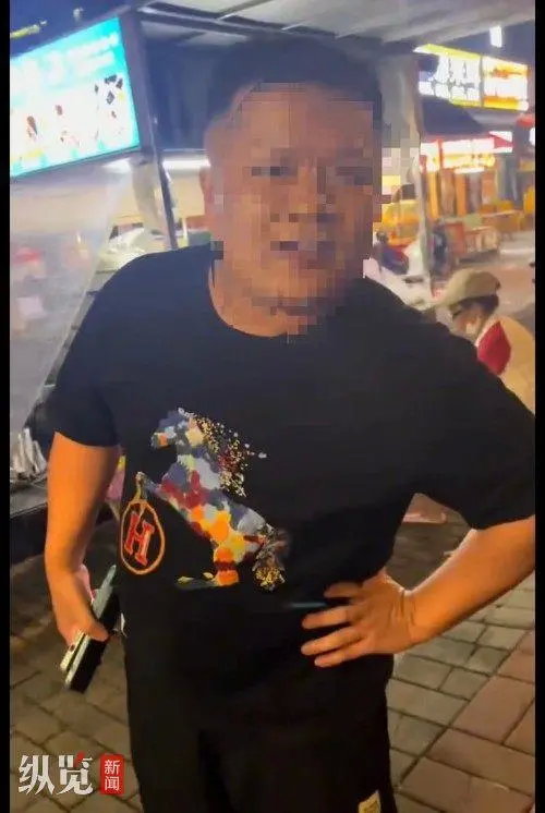 一名黑衣男子对网友进行辱骂（来源/视频截图）