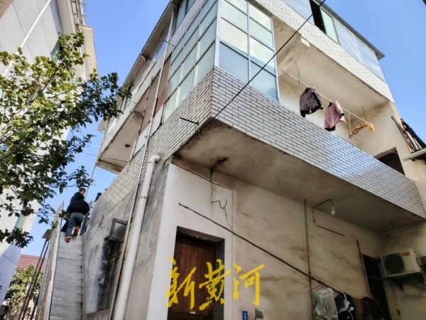 19岁小伙看房9分钟因涉嫌犯罪被抓，小伙父亲：与房内女子无肢体接触4