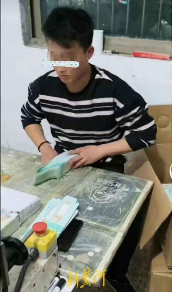 19岁小伙看房9分钟因涉嫌犯罪被抓，小伙父亲：与房内女子无肢体接触2