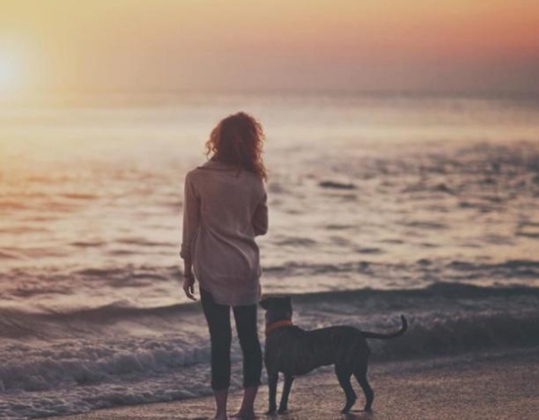 约会时的这三个“小动作”，最能让女人动情，尤其是中年女人