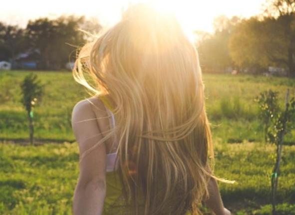 约会时的这三个“小动作”，最能让女人动情，尤其是中年女人