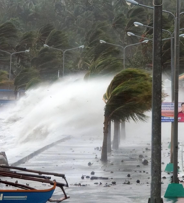台风"摩羯"破坏力强,高楼混凝土被吹落