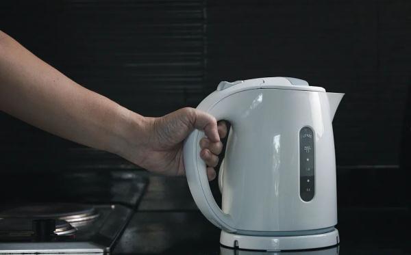 天天喝电热水壶烧的水，损伤神经还易致癌？