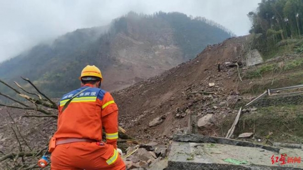 四川已组织近千人 200余台次设备紧急救援筠连山体滑坡灾区