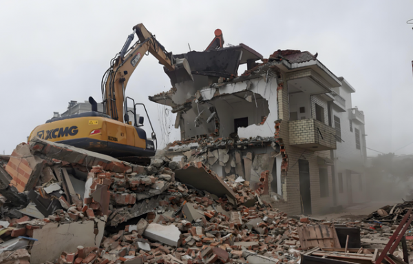 2025年拆迁又来了！这5种房子将统一拆迁，看看有没有你家的房子