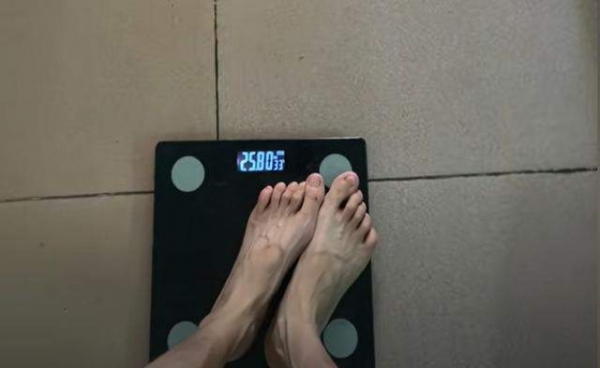 骨瘦如柴！女子身高1米6体重50斤仍减肥 自称只是喜欢骨感身材