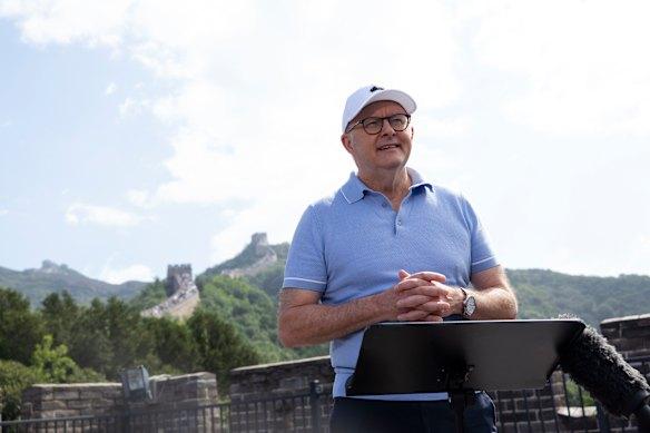 7月16日，阿尔巴尼斯在长城发表讲话。 图源：外媒
