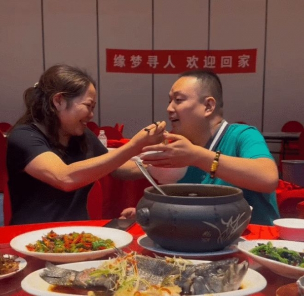 丢失33年千万富翁到云南与母亲相认，见面礼送成都房子和银行卡：将接4个弟弟妹妹来定居