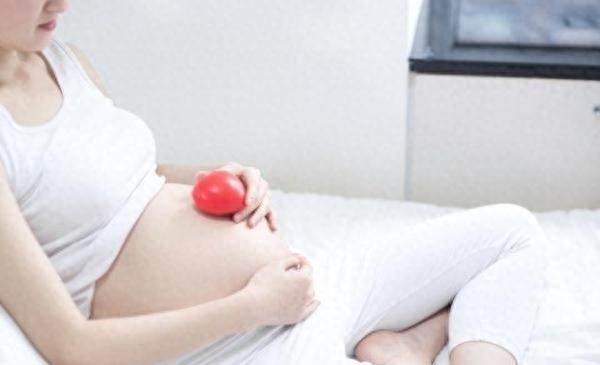 孕妇怀孕期间，肚皮总是“一跳一跳”是怎么回事？看完可能会明白