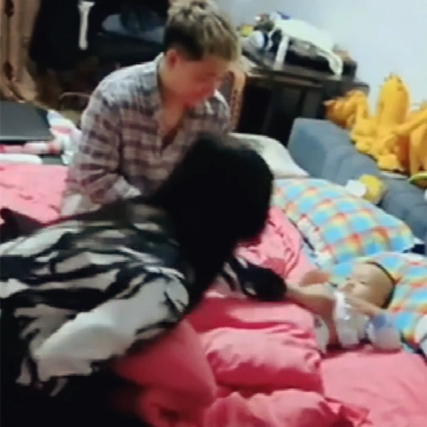 宝宝赖在舅舅舅妈的床上不肯走，接下来的画面，让人笑喷
