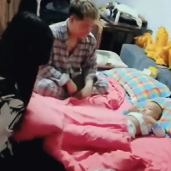 宝宝赖在舅舅舅妈的床上不肯走，接下来的画面，让人笑喷
