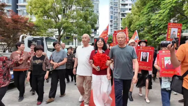 64岁女子总在街上遇见“面熟”大姐，对方竟真是自己亲姐：相距不足5公里