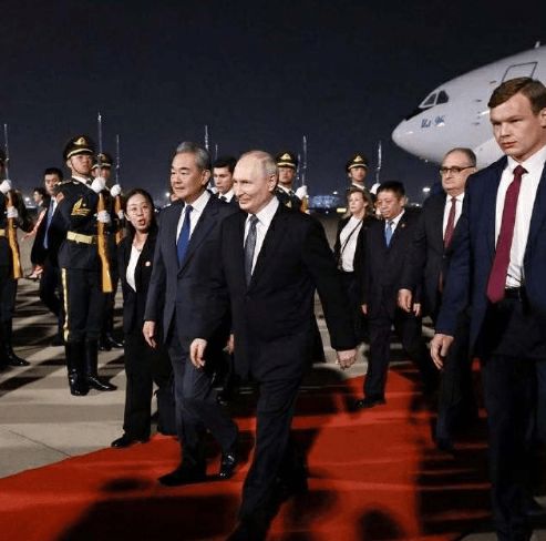 普京登上专车前脱下外套,中国军人引俄媒盛赞:身姿挺拔,站如松柏!